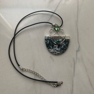 1737 Elegant Silver and Green Pendant Necklace